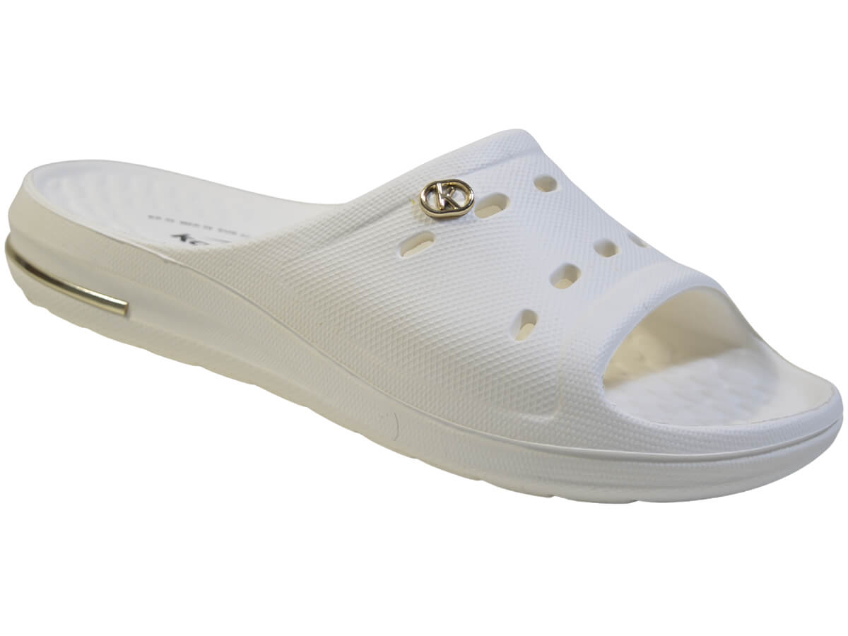 Chinelo Kolosh